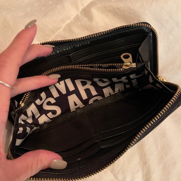 SOLD!!!Marc Jacobs Classic Q Wallet - Picture 6 of 11